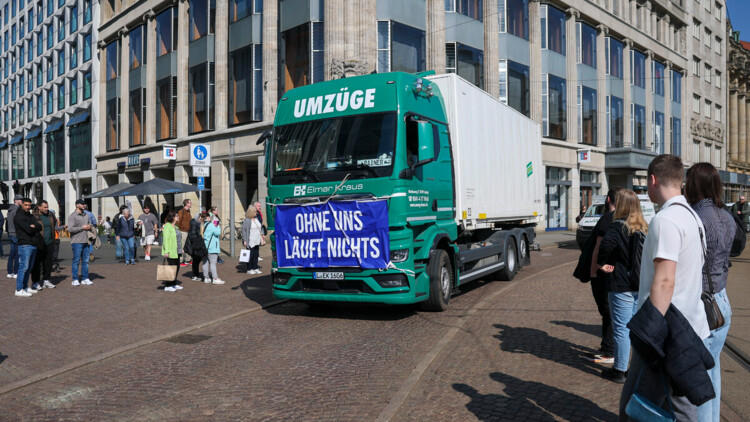 Ein Umzugs-Lkw mit einem Banner „Ohne uns läuft nichts“ fährt im Rahmen einer Protestveranstaltung gegen die hohen Kraftstoffkosten am 17. April 2026 über den Leipziger Augustusplatz