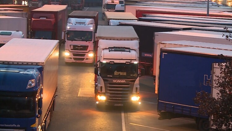 Lkw-Parkplatz_Stellplaetze