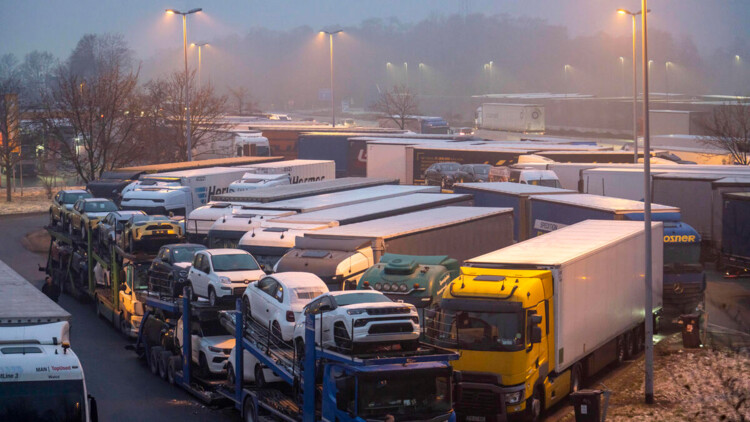 Lkw parken am Lkw-Parkplatz an einer Autobahn-Rassttätte
