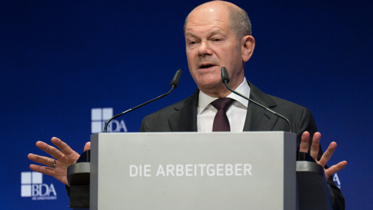 Bundeskanzler Olaf Scholz (SPD) spricht während des Deutschen Arbeitgebertages 2024 der Bundesvereinigung der Deutschen Arbeitgeberverbände (BDA).