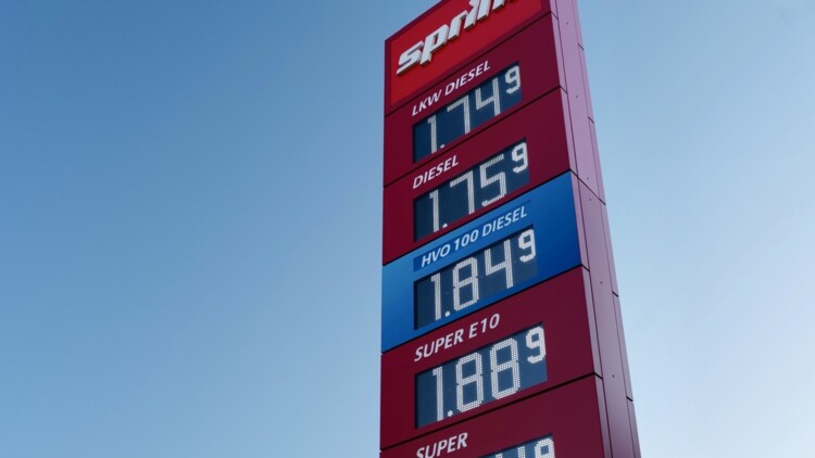 In Berlin hat eine Tankstelle des Betreibers Sprint die erste Zapfsäule für HVO100-Diesel eröffnet, hier der Blick auf die Anzeigetafel mit den Preisen an der Tankstelle