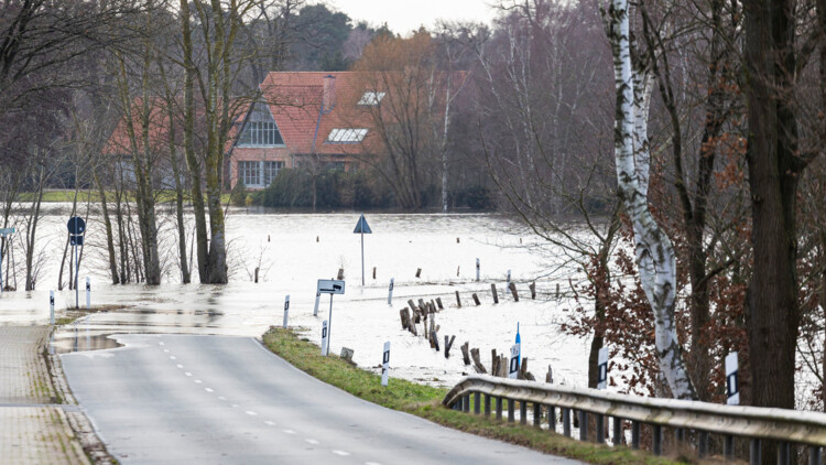 Ende Dezember 2023 waren in vielen Teilen Niedersachsens nicht nur Straßen durch Hochwasser überflutet, wie hier eine Straße zum Ortsteil „Jeversen“ der Gemeinde „Wietze“ im Landkreis Celle. Dieser liegt am Fluss Aller. 