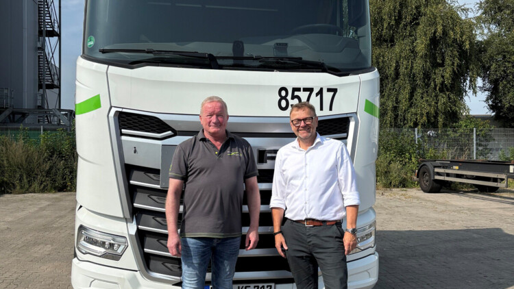 LIT-Vorstandsmitglied Ingo Schreiber (r.) und Michael Henschel, Geschäftsführer der Kombi Fracht GmbH, stehen vor einem neuen DAF-Lkw im Kombifracht-Design, der im Rahmen der Übernahme angeschafft wurde