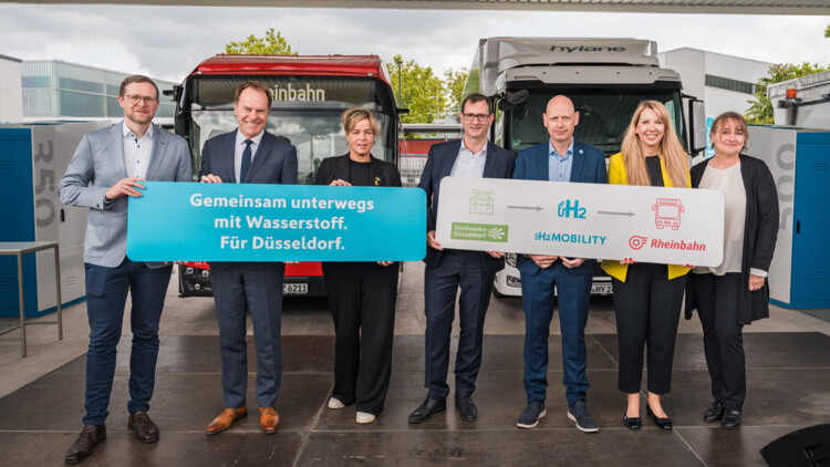 Bei der Eröffnung der Wasserstofftankstelle von H2 Mobility in Düsseldorf (v.l.n.r.): Martin Jüngel, Geschäftsführer und CFO, H2 Mobility, Dr. Stephan Keller, Oberbürgermeister der Stadt Düsseldorf, Mona Neubaur, Ministerin für Wirtschaft, Industrie, Klimaschutz und Energie des Landes Nordrhein-Westfalen und stellvertretende Ministerpräsidentin des Landes Nordrhein-Westfalen, Julien Mounier, Vorstandsvorsitzender, Stadtwerke Düsseldorf, Frank Fronzke, Geschäftsführer und COO, H2 Mobility, Annette Grabbe, Vorständin, Rheinbahn, Dagmar Fehler, Sprecherin und CEO, NOW GmbH