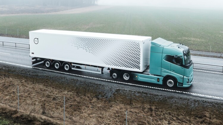 Blick auf den Volvo FH Aero Electric in voller Fahrt als Sattelzug mit Kofferauflieger