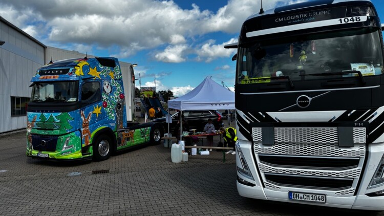 Die farbenfroh gestaltete Sattelzugmaschine aus dem Volvo Trucks Malwettbewerb 2025 sowie ein Volvo FH der CM Logistik Gruppe als Kindertaxi