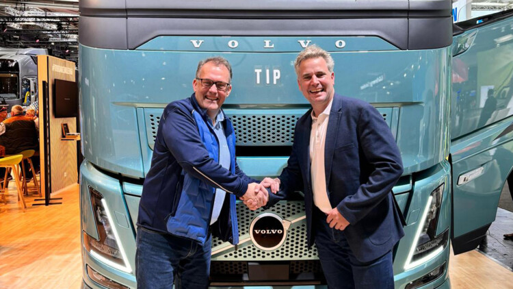 Peter Ström (l.) und Oliver Bange besiegeln Lkw-Bestellung auf der IAA Transportation 2024