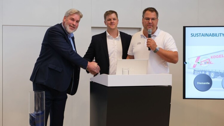 Kögel-CSO Thore Bakker (r.) unterzeichnete zu Beginn der Messe eine Absichtsklärung mit Sascha Hähnke (l.), Geschäftsführer Remondis Sustainable Solutions und André Zick, Business Development TSR Resources.