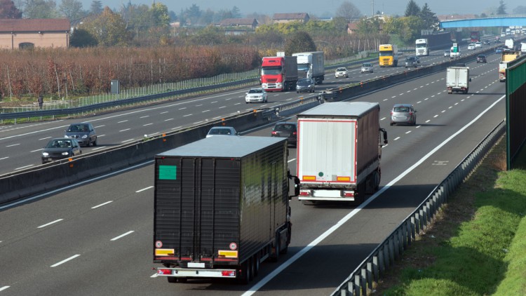 Italien Lkw Autobahn