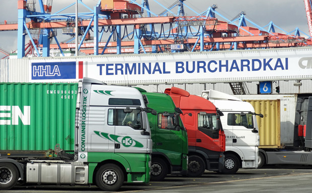 Stress am Containerterminal Hamburg