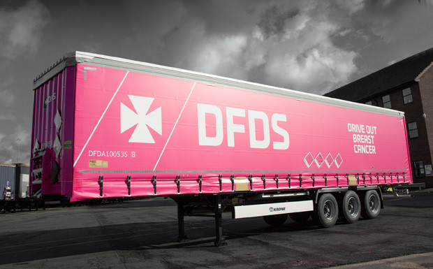 Pink Trailer weist auf Brustkrebs hin