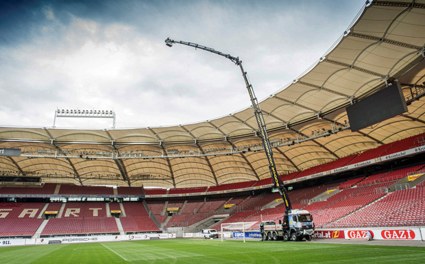 Mercedes Arocs/Palfinger: Weit ragender Riese fürs Stadion Mercedes Arocs Palfinger