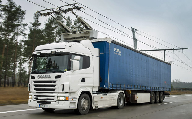 Fährt wie auf Schienen: Scania mit Stromabnehmer Scania Oberleitung