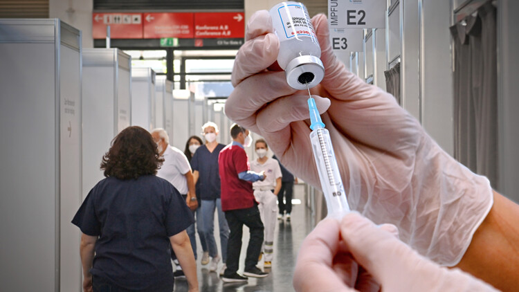 Impfung gegen Corona im Impfzentrum