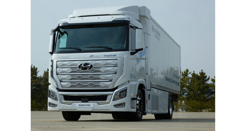 Der Hyundai Xcient Fuel Cell mit Auflieger auf einer Asphaltfläche