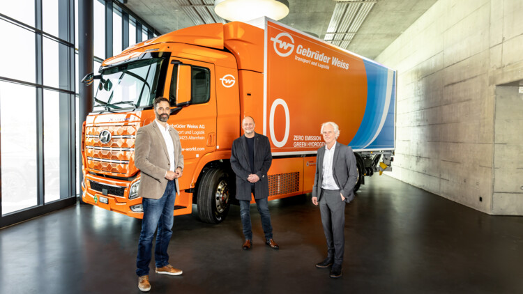 Orangefarbener Brennstoffzellen-Lkw bei Gebrüder Weiss