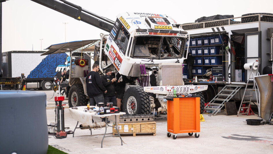 Improvisierte Lkw-Werkstatt im Basiscamp der Dakar-Rallye. Es wird an einem Tatra-Lkw gearbeitet