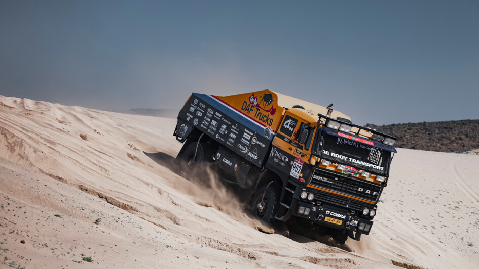 Ein alter DAF 3300 Rallye-Lkw beim befahren einer Sanddüne