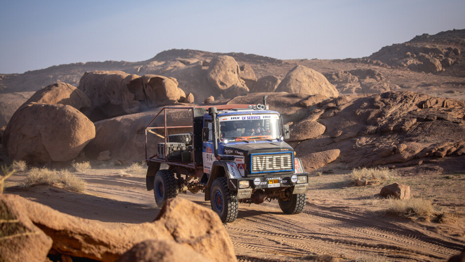 Ein alter Iveco-Hauber zwischen großen Felsen während der Classic-Wertung der Dakar 2026