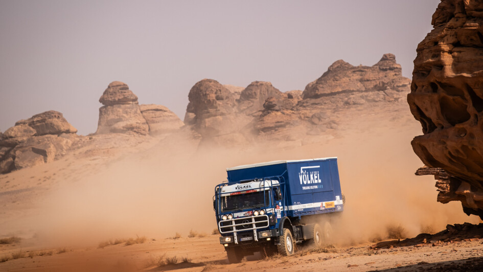 Ein blau lackierter Mercedes-Benz SK während der Classic-Wertung der Dakar 2026