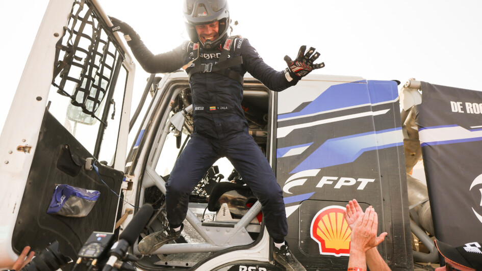 Der Sieger der Lkw-Wertung der Dakar 2026,  Vaidotas Zala aus Litauen, springt nach der letzten Etappe überglücklich aus seinem Lkw