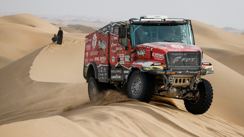 Der rote Iveco-Hauber von Ales Loprais beim Dünensurfen 