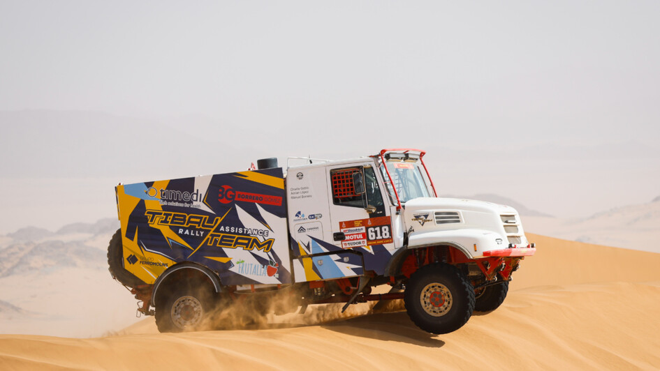 Ein Iveco Torpedo Hauber auf der Kippe einer Sanddüne während der Dakar-Rallye 2026