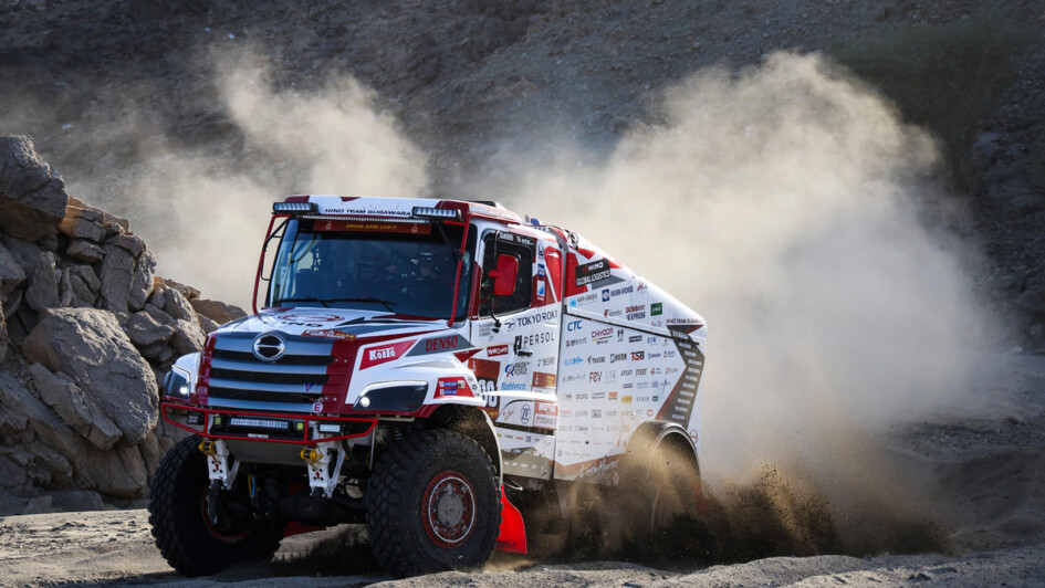 Ein japanischer Hino-Hauber in einer Gebirgsschlucht