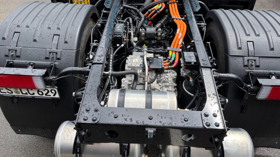 Blick auf die Hinterachse des e263 4x2 von Sany. Die E-Achse beherbergt die beiden E-Motoren sowie das Getriebe 