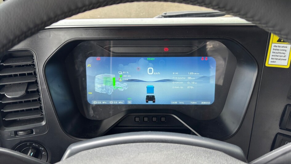 Ansicht es ditgitalen Zentraldisplays hinter dem Lenkrad des Sany e263 4x2 