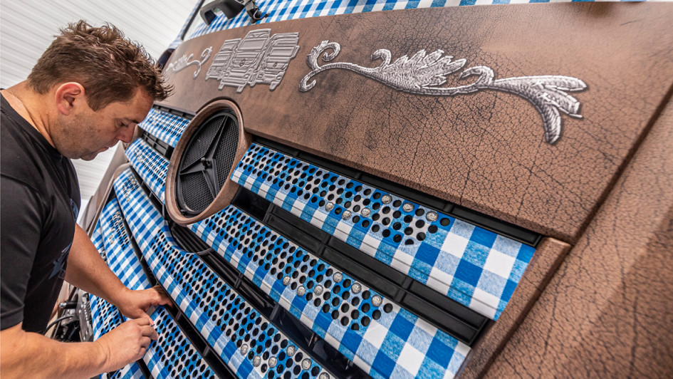 Lederhosen Truck Kühlergrill