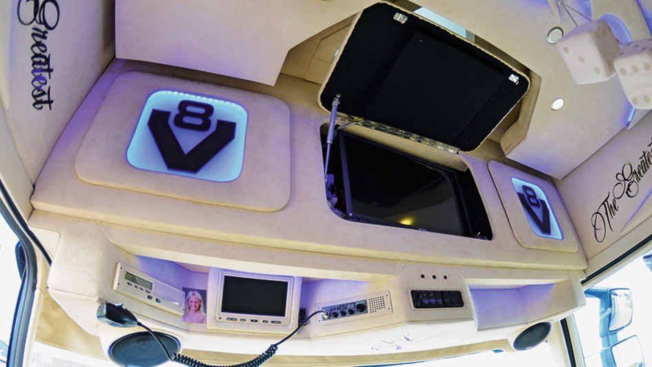 The Greatest V8-Embleme