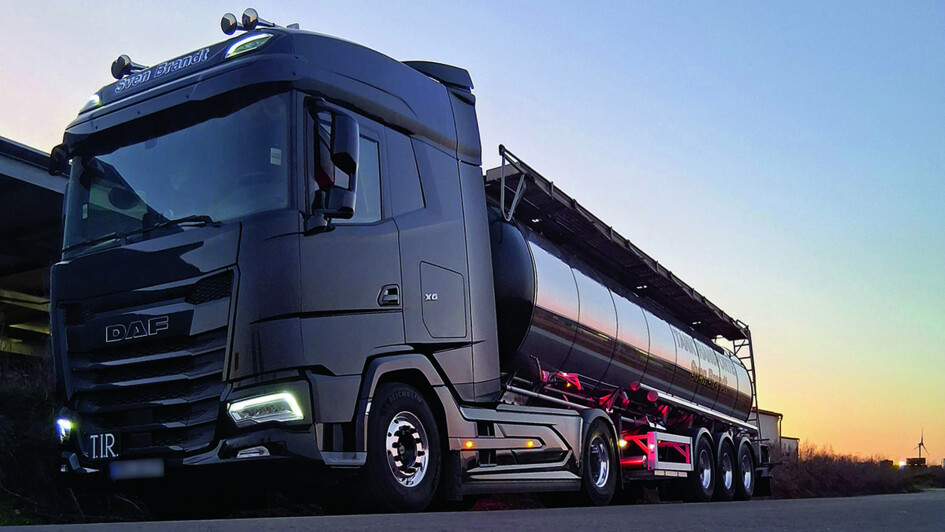 Schwarzer Truck im Trucker