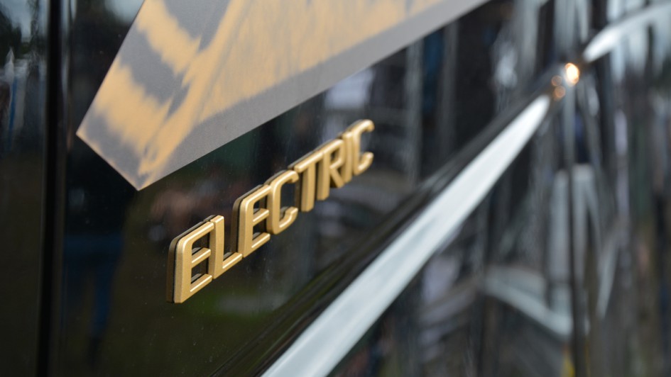 Goldener Electric-Schriftzug an einem Volvo-Lkw