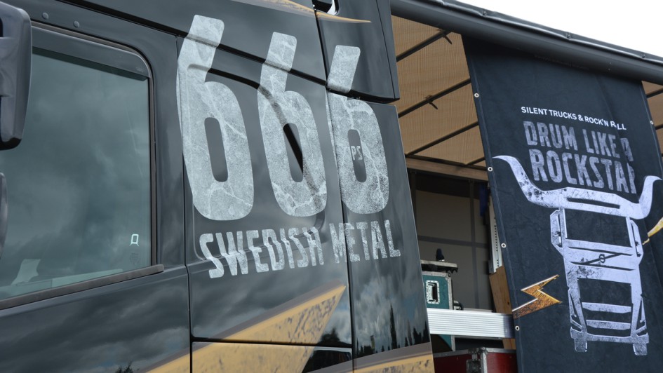 Goldener 666-Schriftzug auf einem Volvo Elektro-Lkw