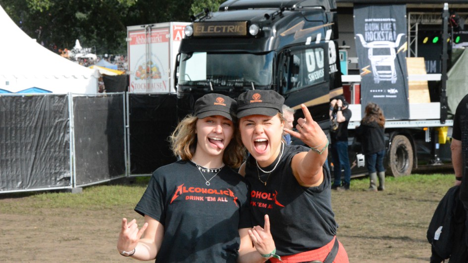 Wacken-Fans vor Volvo FH Electric-Lkw