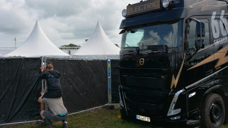 Zwei Männer machen auf Wacken 2023 eine Räuberleiter