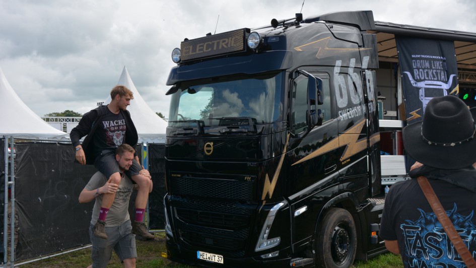 Ein Mann trägt einen Mann auf den Schultern zu einem Lkw