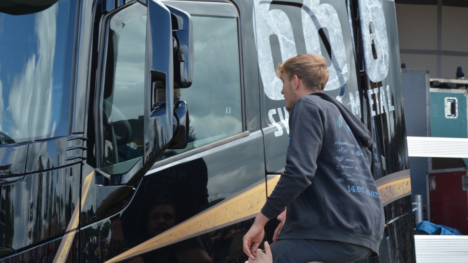 Mann sitzt auf Schulter und schaut in Lkw