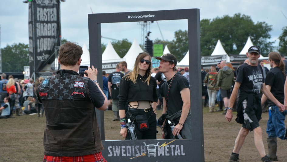 Wacken-Besucher am Foto-Wall von Volvo Trucks